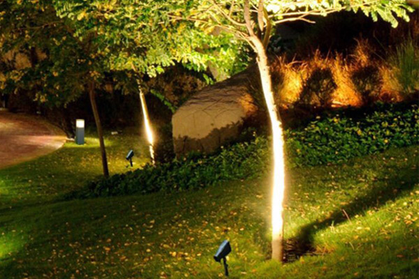 Những lưu ý khi lắp đặt đèn trang trí sân vườn quan trọng