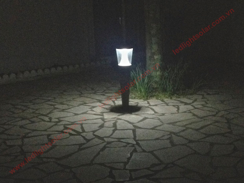 den led san vuon chay bang nang luong mat troi sl 018 4